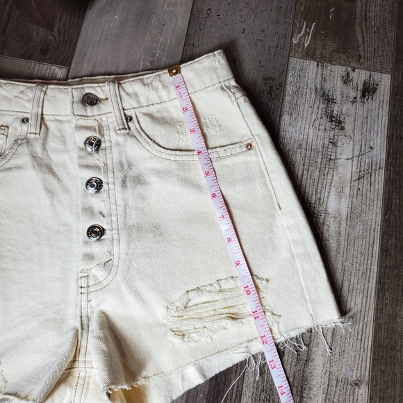 NWT Wild Fable Women's Super-High Rise Cut-Off Jean Shorts Off-White Size 2/26 - Picture 8 of 16